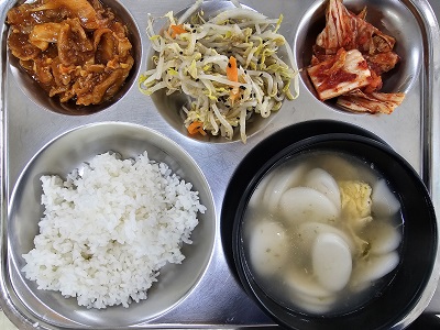 3.14:쌀밥,떡국,돈육양배추볶음,숙주무침,배추김치