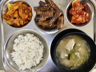 3.26:쌀밥,순두부국,치즈닭살양배추볶음,가지무침,배추김치