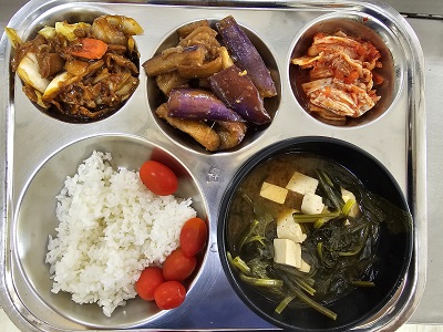 4.5:쌀밥,시금치된장국,간장돈육양배추볶음,가지볶음,배추김치,방울토마토