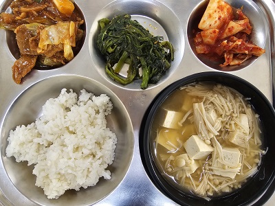 4.30:쌀밥,팽이된장국,스윗앤사우어포크,삼발캉콩볶음,배추김치